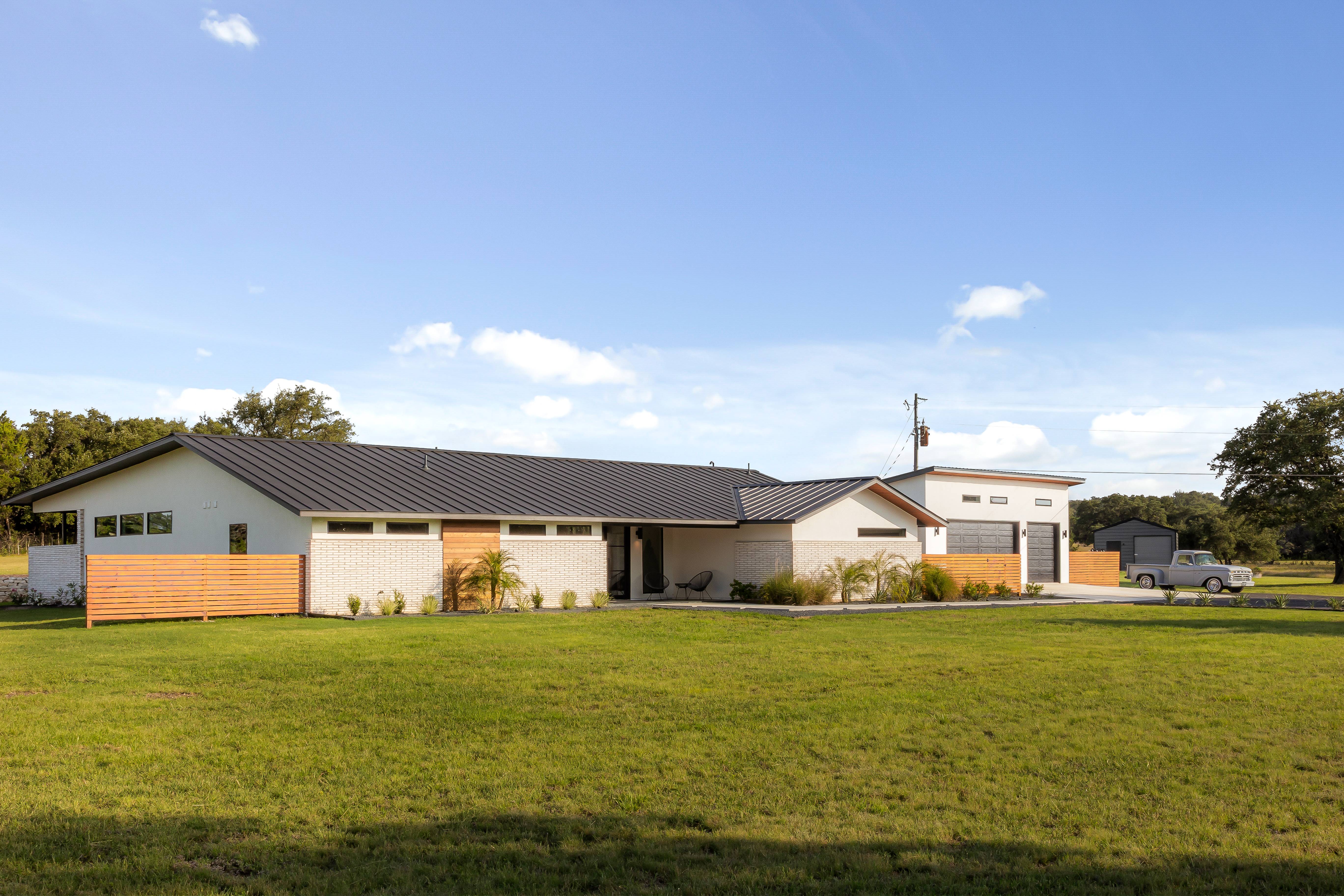 402 Rolling Hills Rd, Liberty Hill: A Mid-Century Modern Ranch on 4.41 Acres