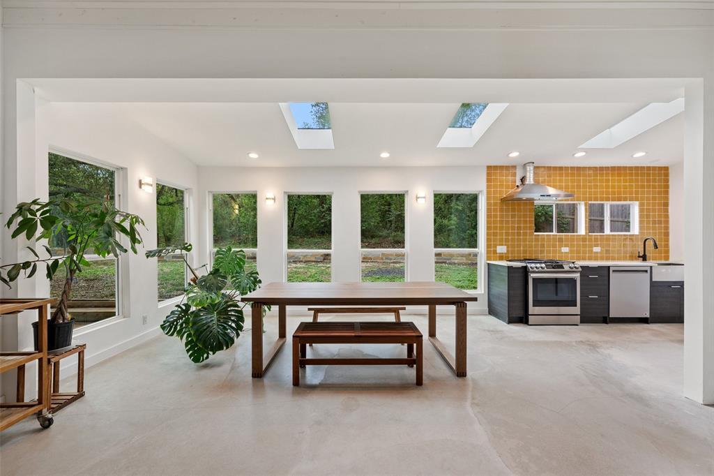 7705 Mowinkle Cv | Oak Hill Home on 1.1 Acres Among the Trees